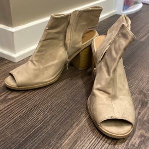 Maurices size 9 tan heel, heeled bootie